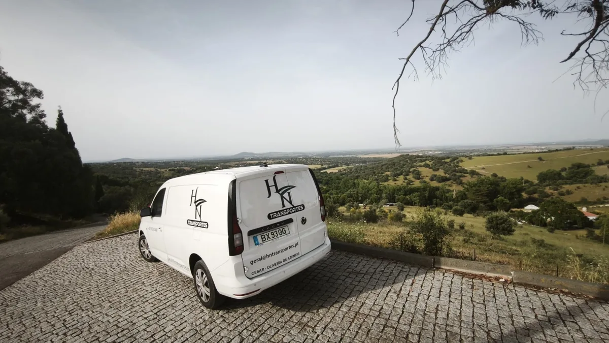 Carrinha da HN Transportes com vista panorâmica sobre o campo