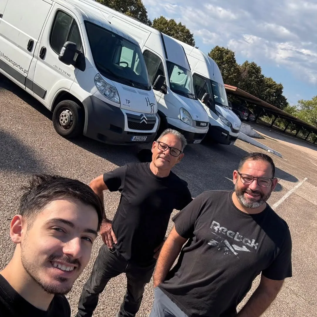 Equipa da HN Transportes junto à frota de carrinhas