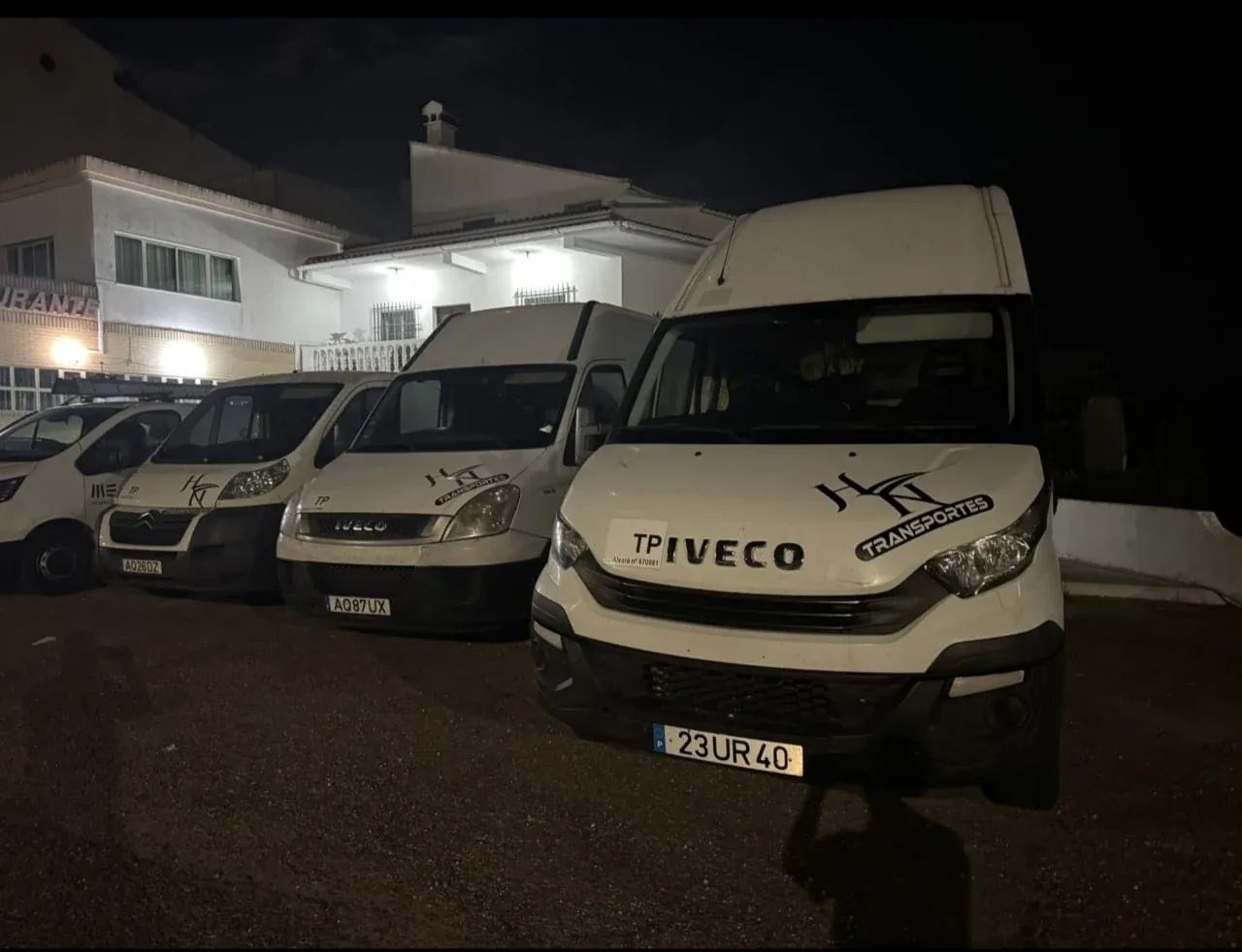 Várias carrinhas da HN Transportes alinhadas ao final do dia