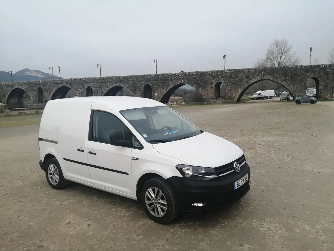 Carrinha Volkswagen da HN Transportes junto a uma ponte histórica