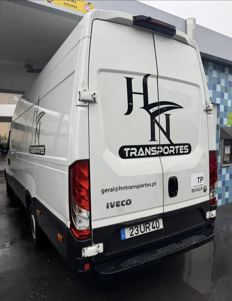 Traseira de uma carrinha da HN Transportes com o logótipo